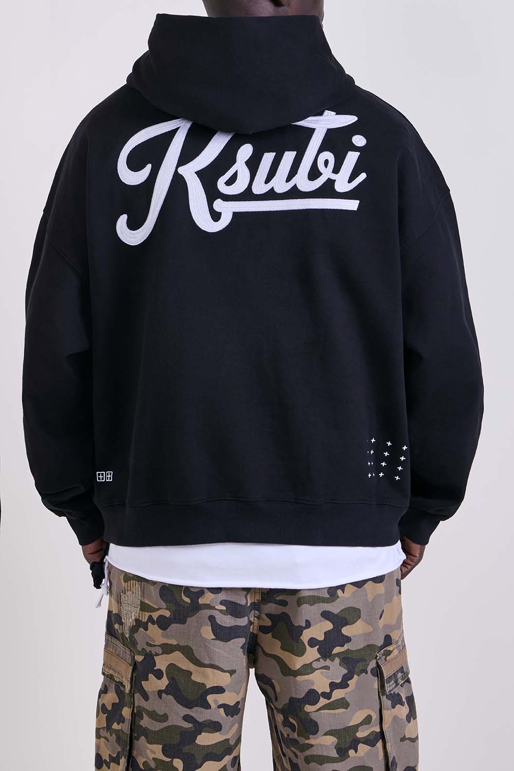 תמונת דוגמן אחורית של סווטשירט קפוצ'ון אוברסיז