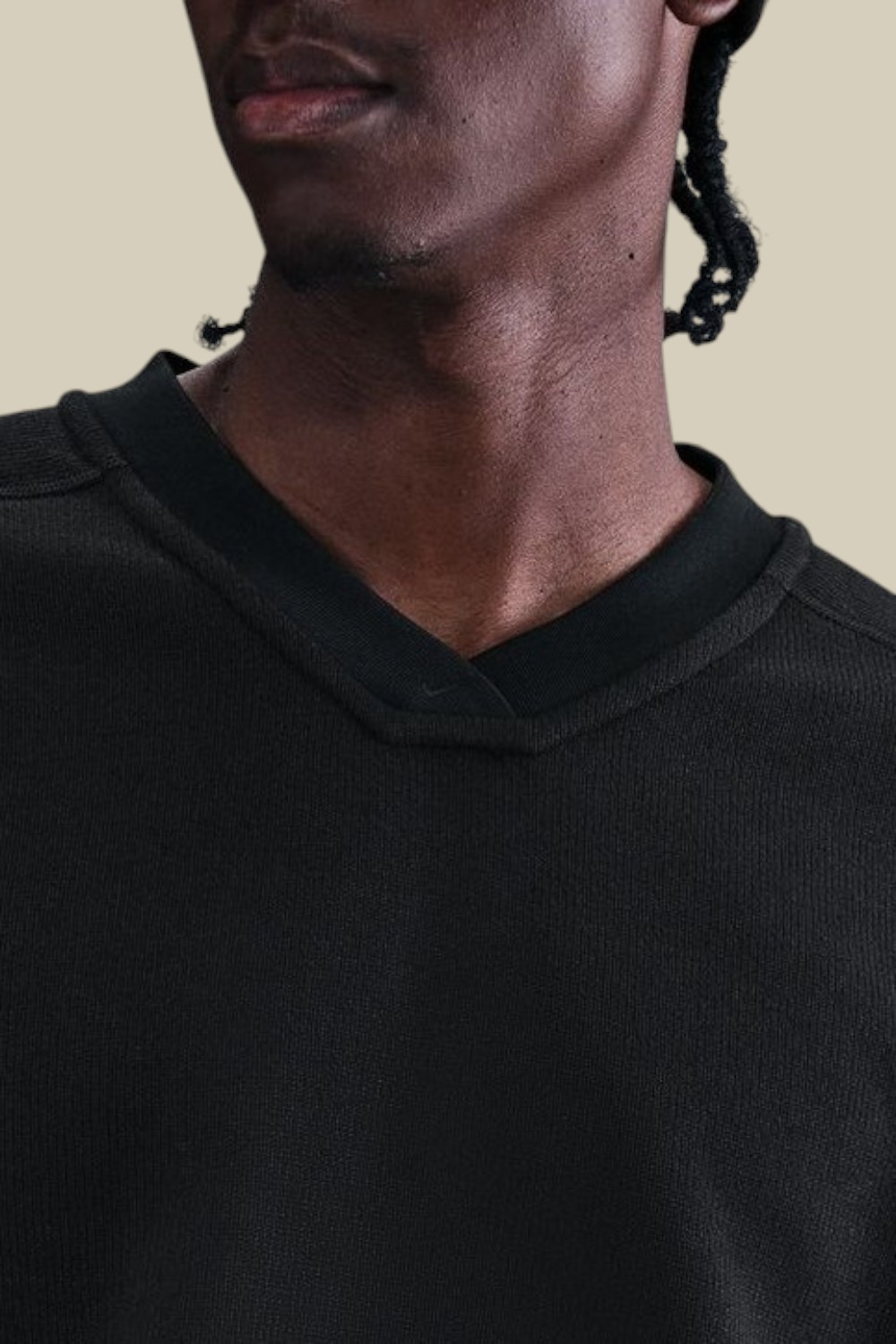 תמונת תקריב דוגמן של חולצת טי שרוול ארוך נייקי X סטוסי