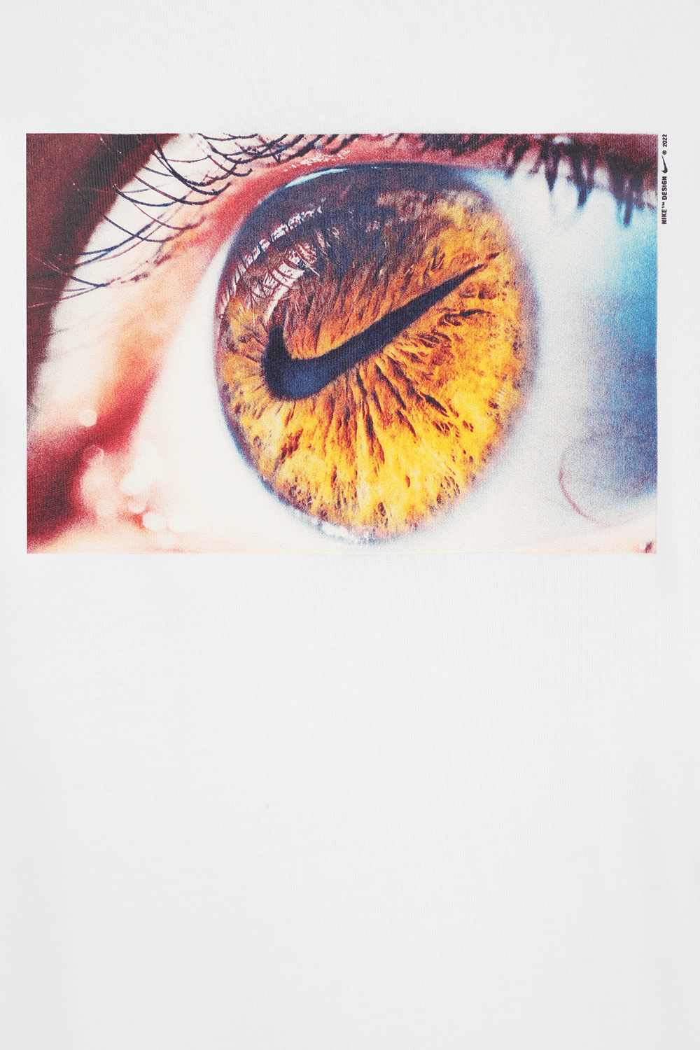 תמונה אחורית של חולצת לוגו טי עם פרינט