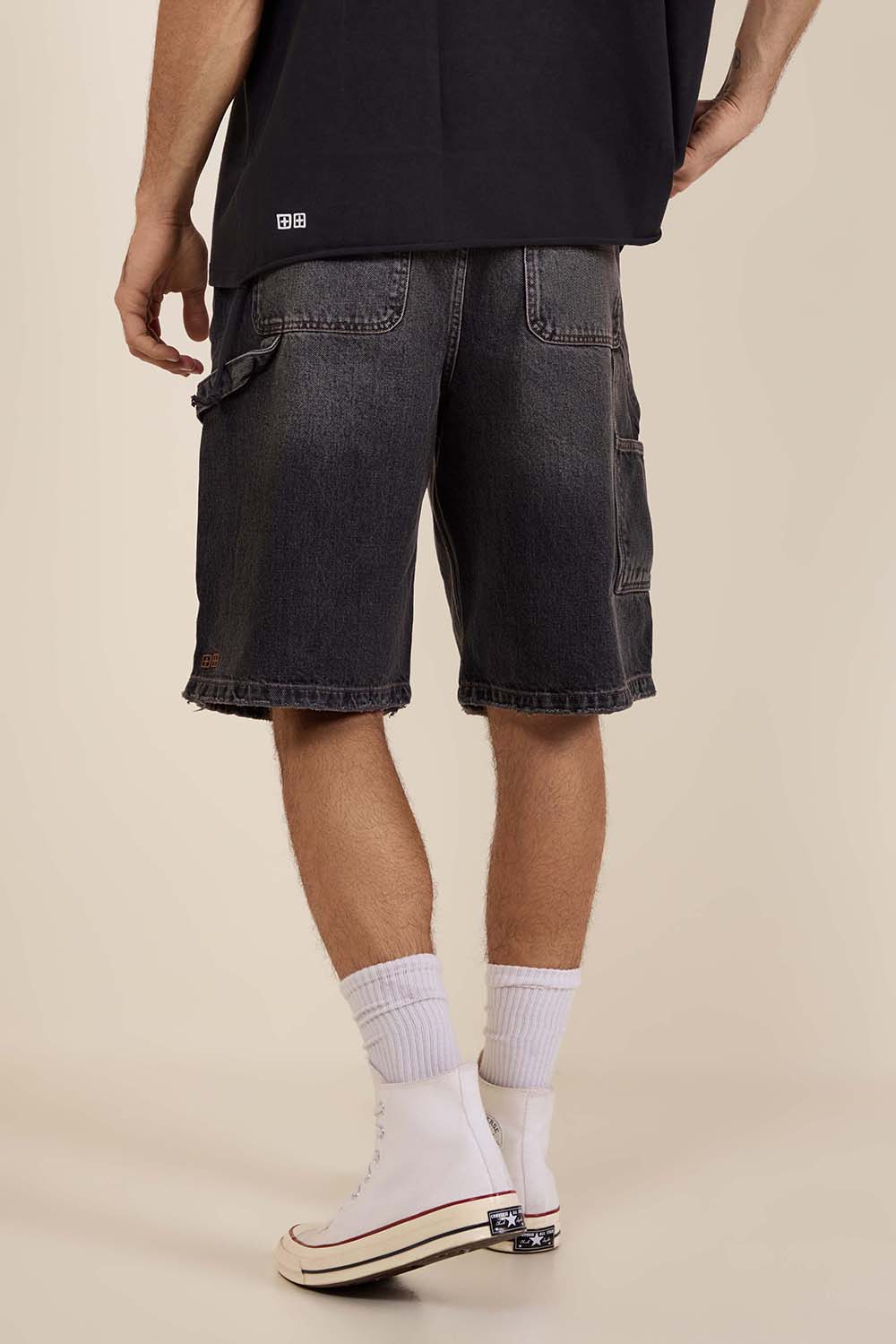 תמונת תקריב דוגמן של מכנסי ג'ינס רחבים