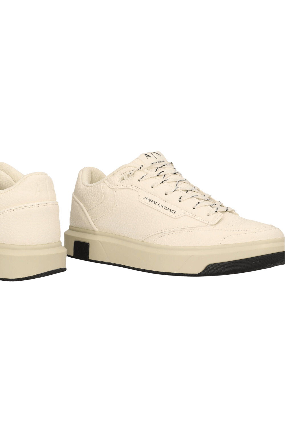 תמונת תקריב של נעלי סניקרס