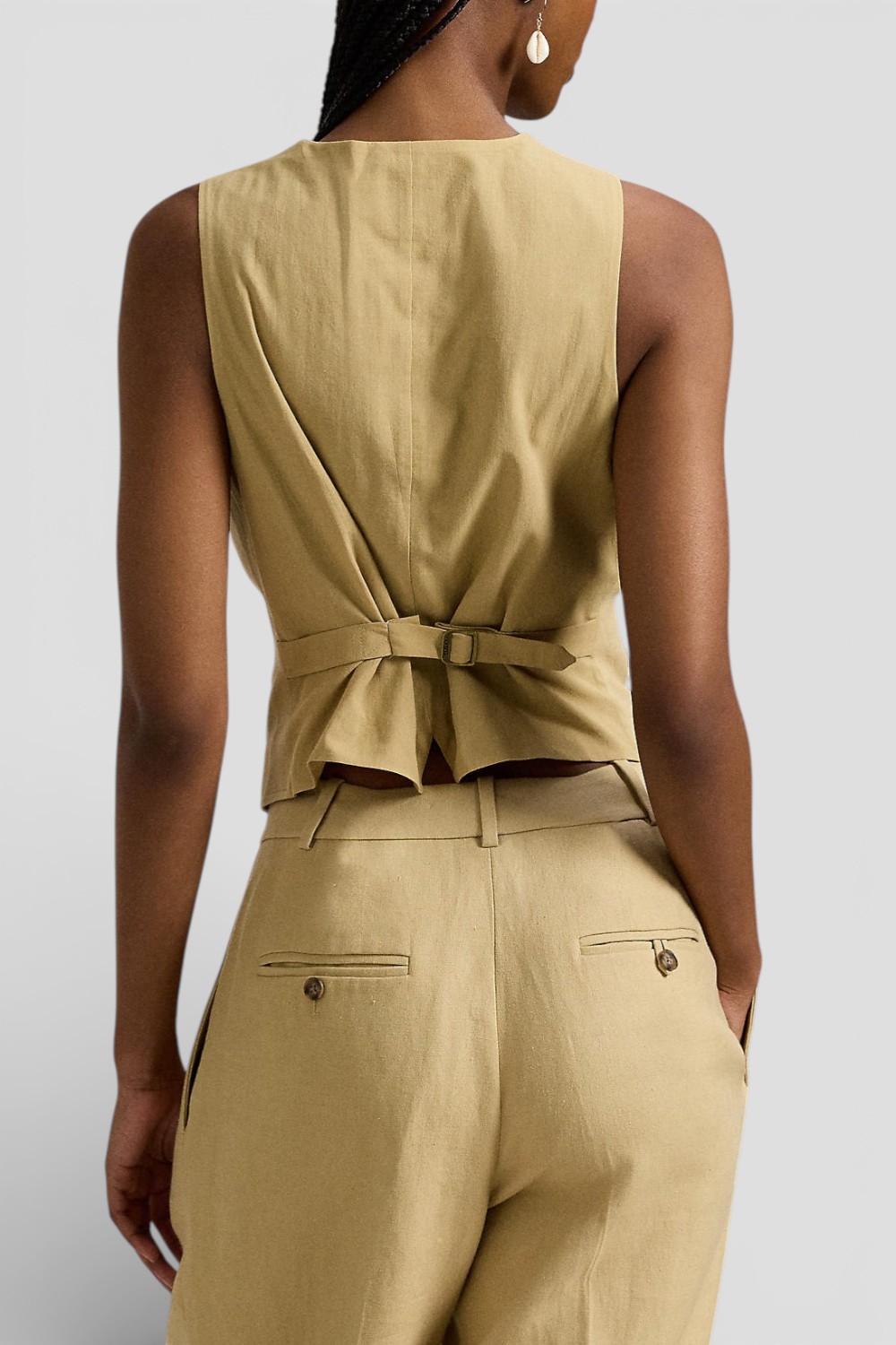 תמונת דוגמן אחורית של ווסט כפתורים