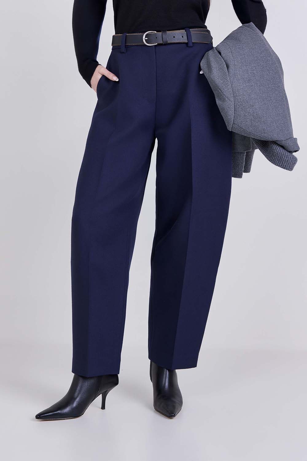 תמונת דוגמן קידמית של מכנסיים מחוייטים בגזרת ברל