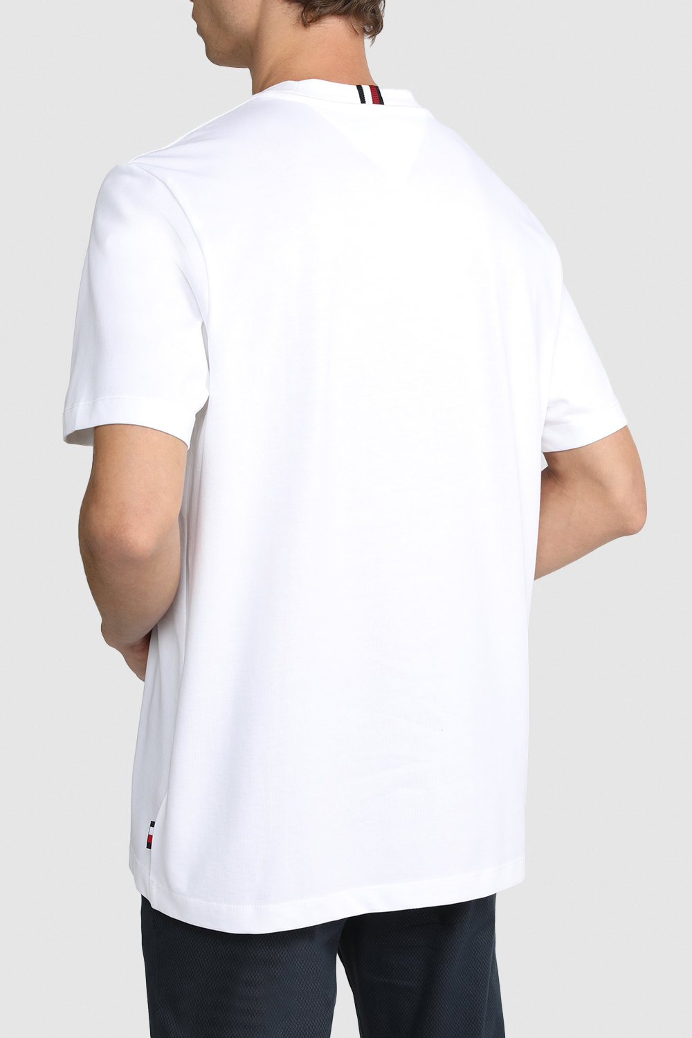 תמונת דוגמן אחורית של חולצת טי עם רקמה