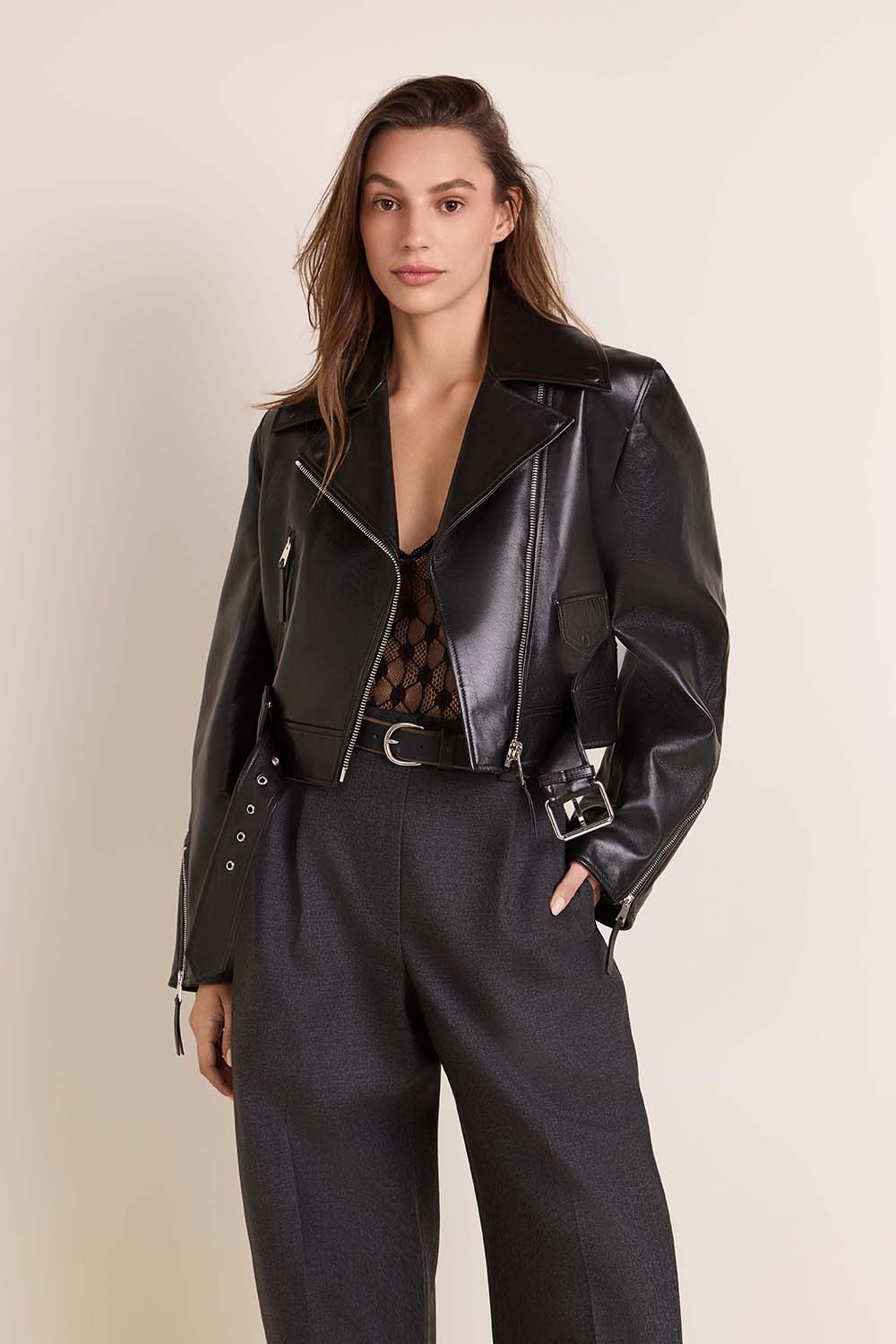 תמונת דוגמן קידמית של ז'קט עור קרופ