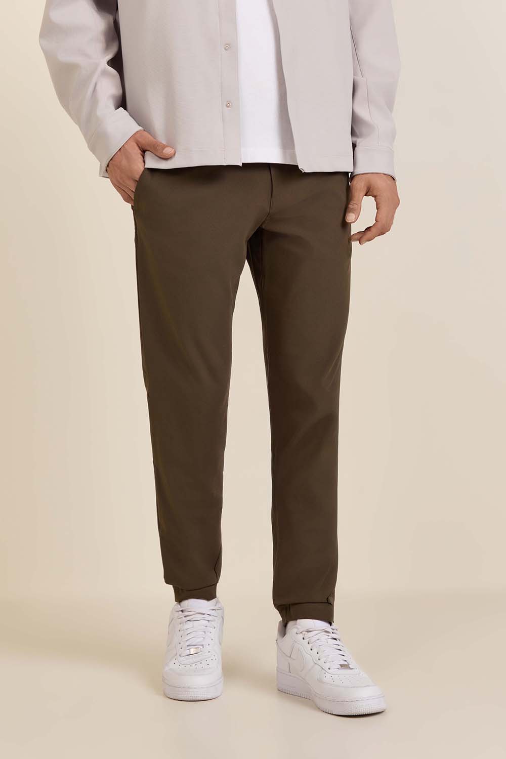 תמונת דוגמן קידמית של ABC Slim-Fit Trouser 32L Warpstreme