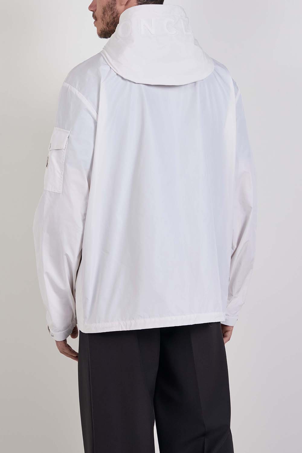 תמונת דוגמן אחורית של מעיל רוח