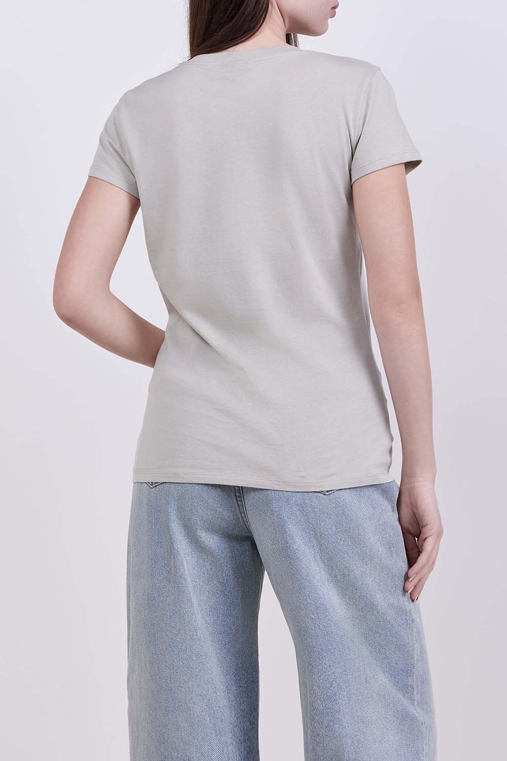 תמונת דוגמן אחורית של חולצת טי בגזרת סלים