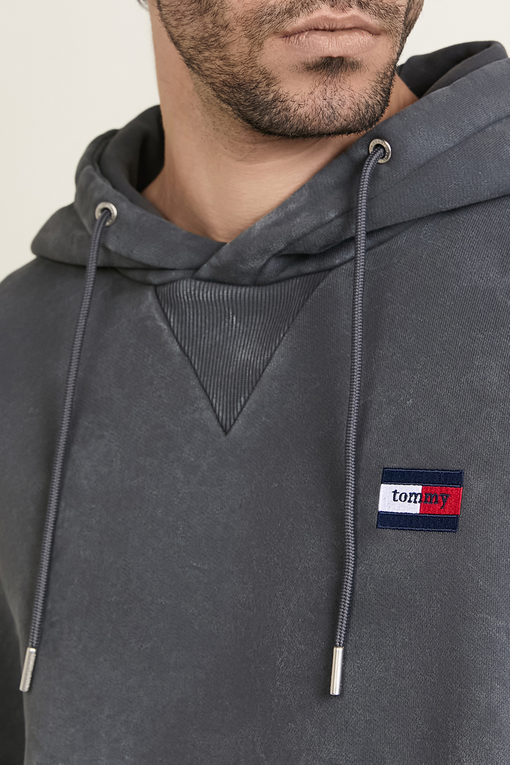 תמונת תקריב דוגמן של סווטשירט קפוצ'ון אוברסייז