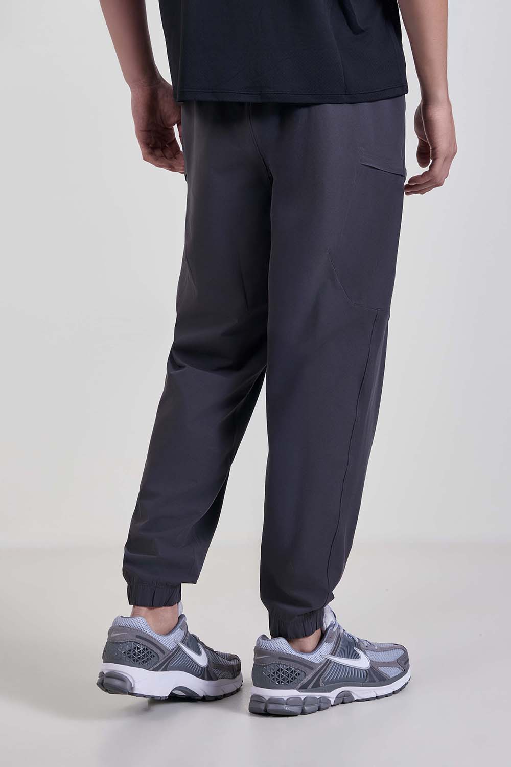 תמונת דוגמן אחורית של Zeroed In Classic-Fit Cargo Jogger Regular