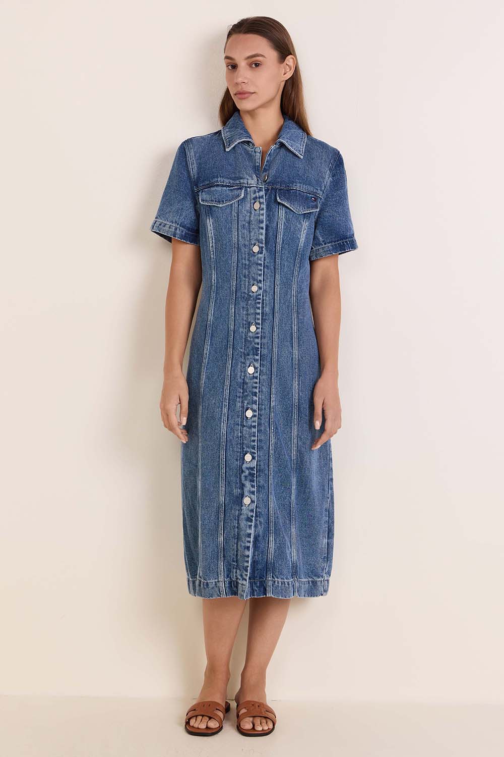 תמונת דוגמן קידמית של שמלת ג'ינס