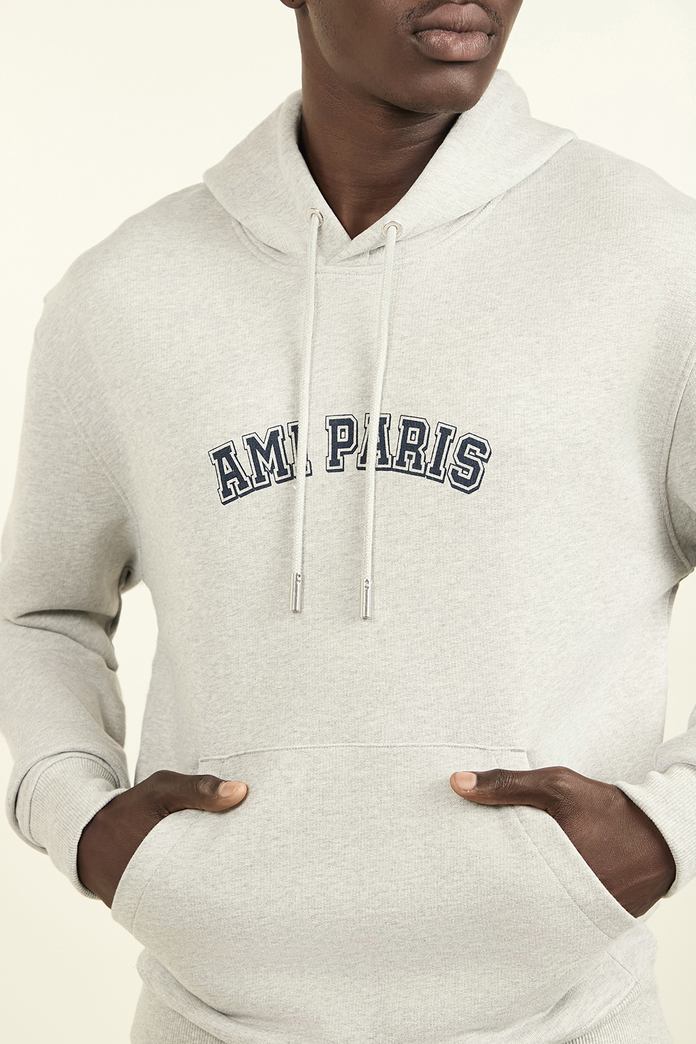 תמונת תקריב דוגמן של סווטישרט קפוצ'ון