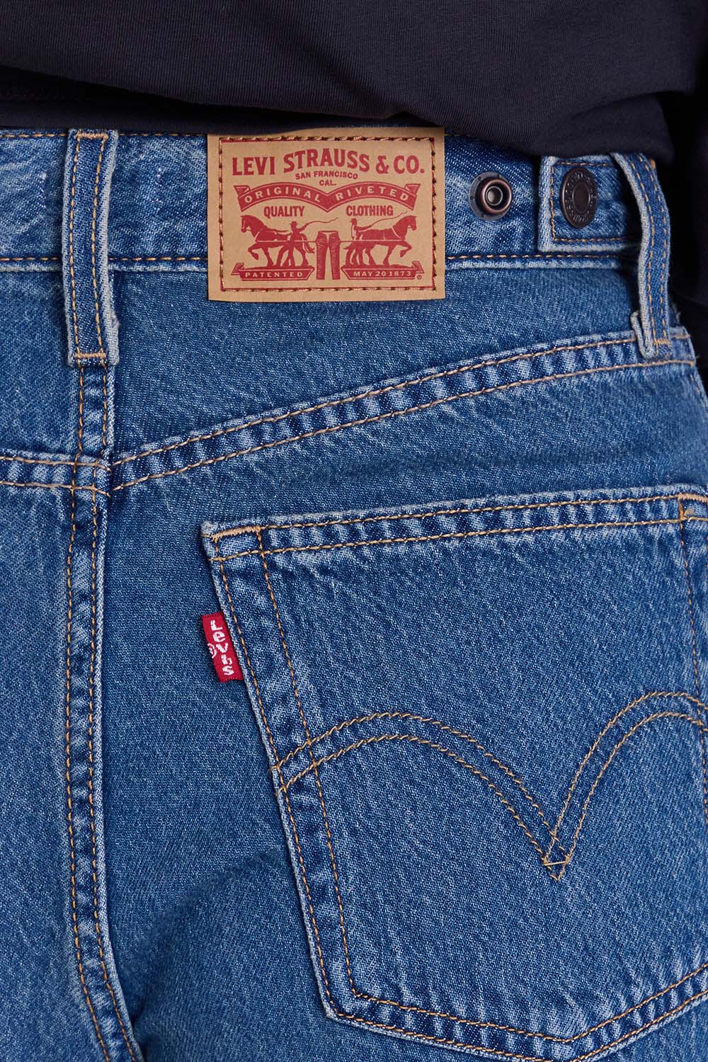 תמונת תקריב דוגמן של מכנסי ג'ינס בגזרת באגי