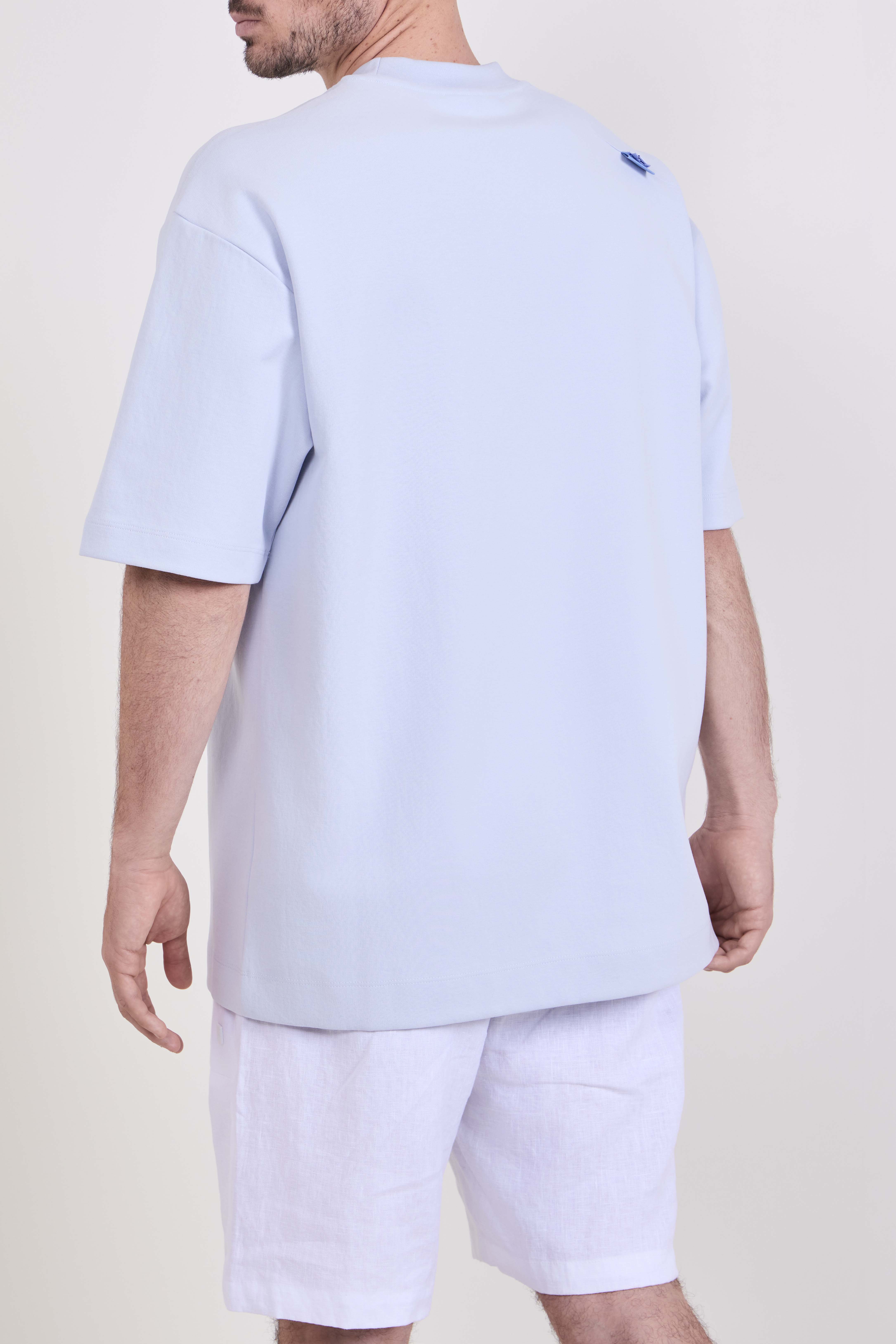 תמונת דוגמן אחורית של חולצת טי אוברסייז