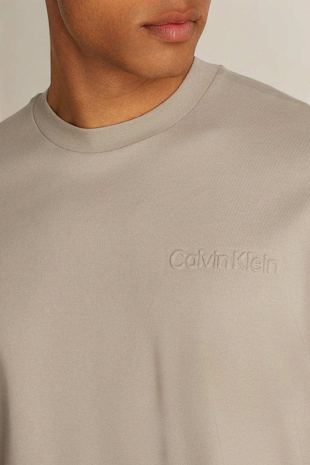 תמונת תקריב דוגמן של חולצת טי