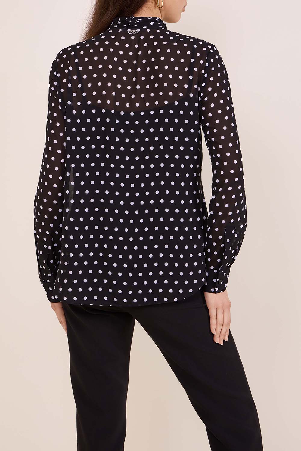 תמונת דוגמן אחורית של חולצת שיפון נקודות
