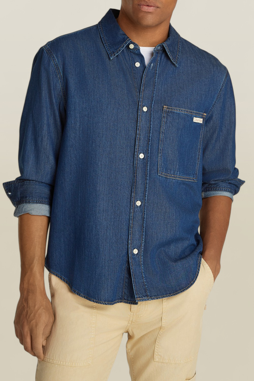 תמונת דוגמן קידמית של חולצת ג'ינס מכופתרת