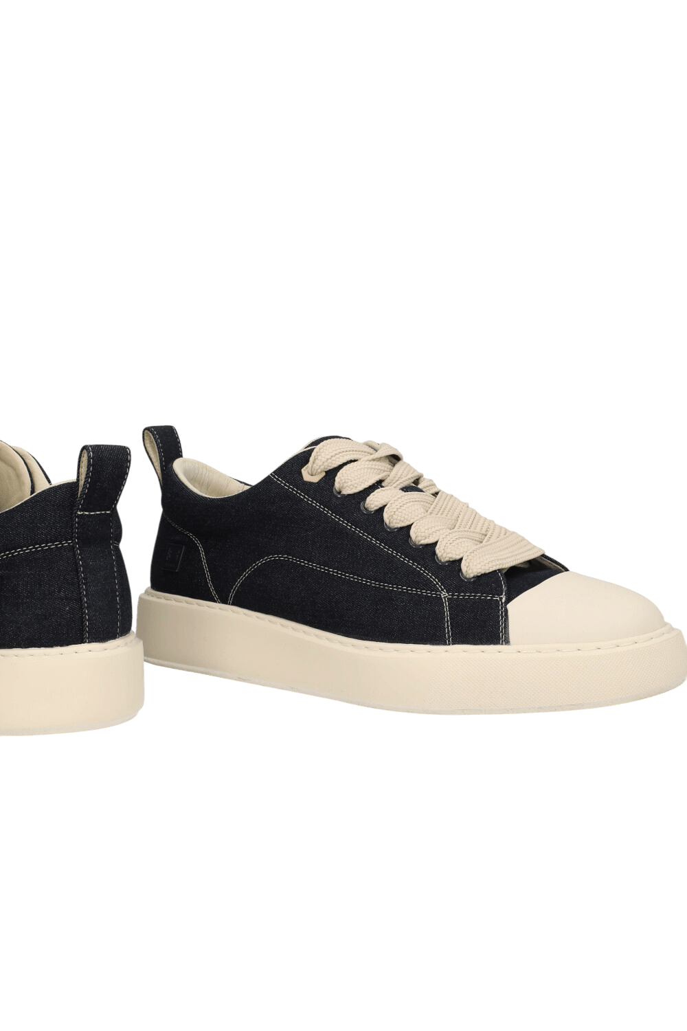 תמונת תקריב של נעלי סניקרס