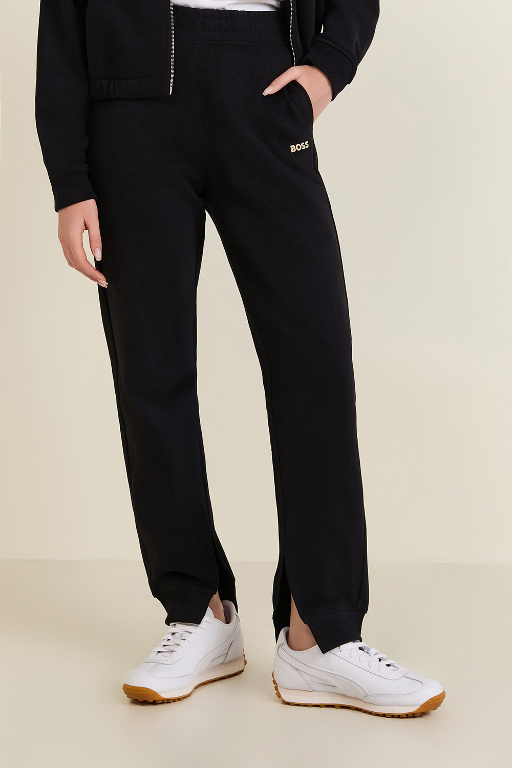 תמונת דוגמן קידמית של מכנסי ג'וג