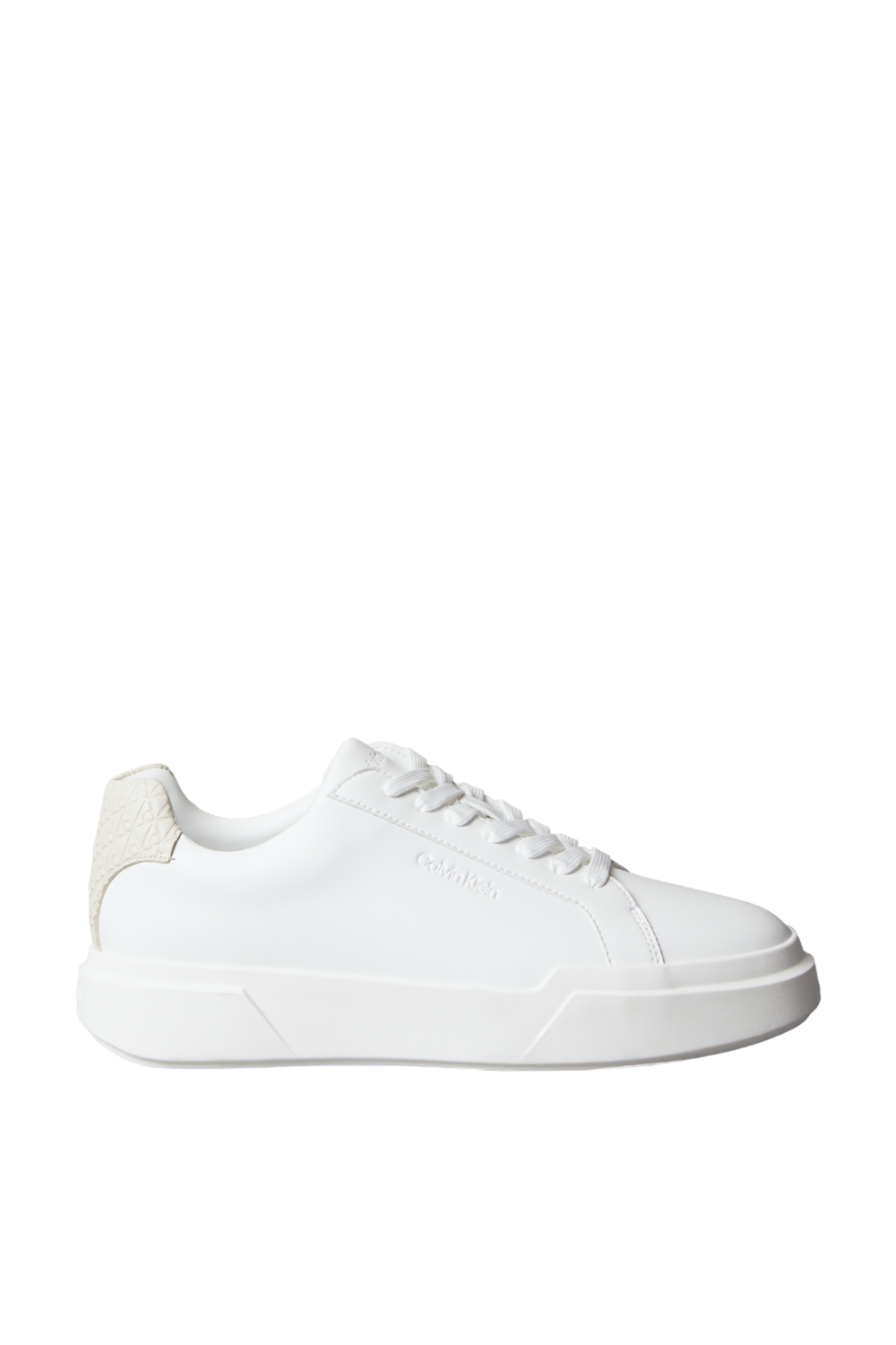 תמונה קידמית של נעלי סניקרס