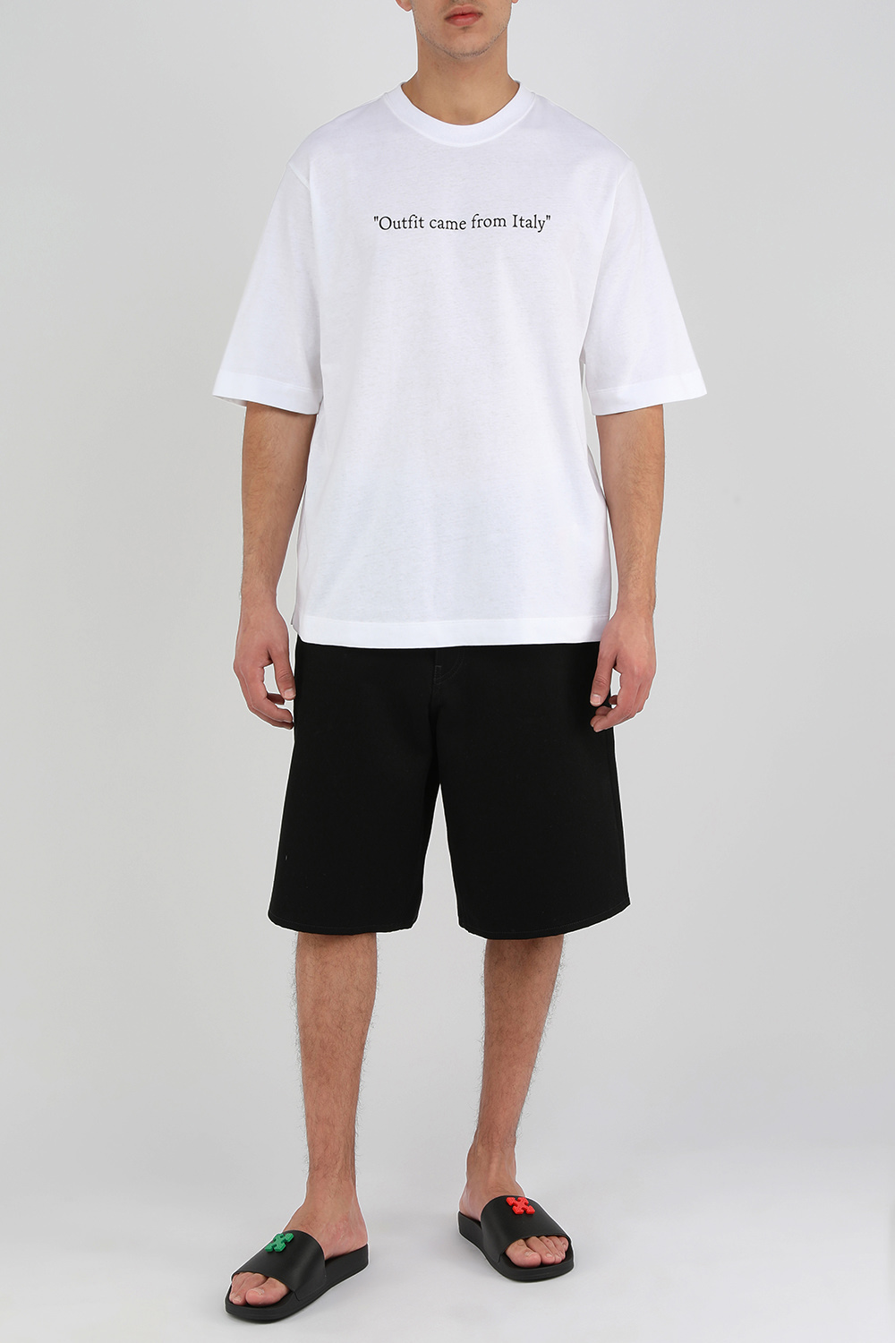 תמונת דוגמן קידמית של כפכפי סליידס לוגומאניים שחורים עם גווני אדום וירוק