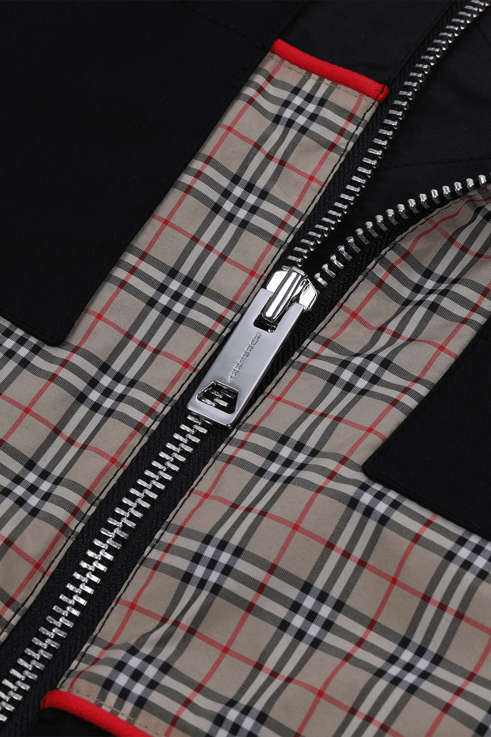 תמונת תקריב של גילאי 3-14 מעיל ניילון משבצות