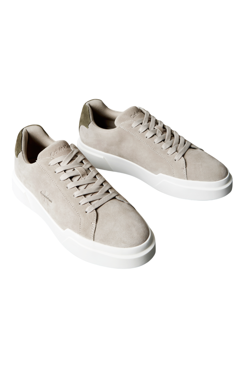 תמונת תקריב של נעלי סניקרס זמש