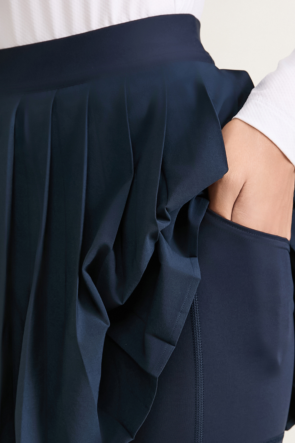 תמונת תקריב דוגמן של High-Rise Pleated Tennis Skirt