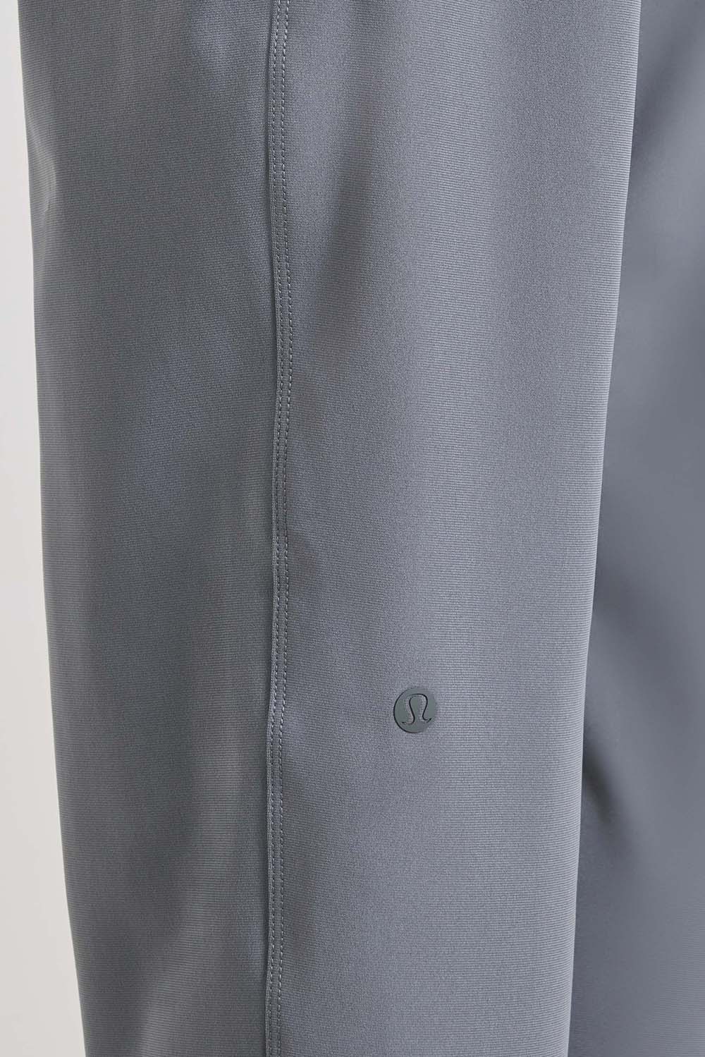 תמונת תקריב דוגמן של ABC Warpstreme Jogger Regular