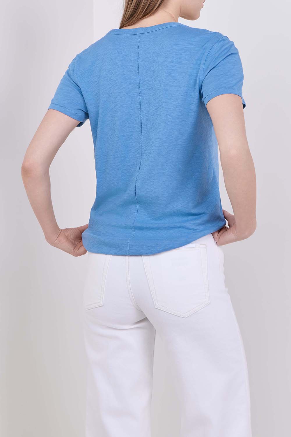 תמונת דוגמן אחורית של חולצת טי