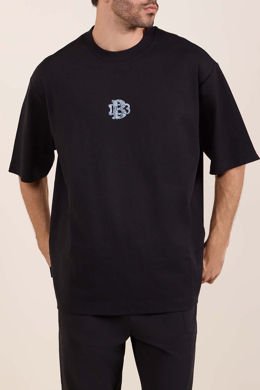 תמונת דוגמן קידמית של חולצת טי אוברסייז