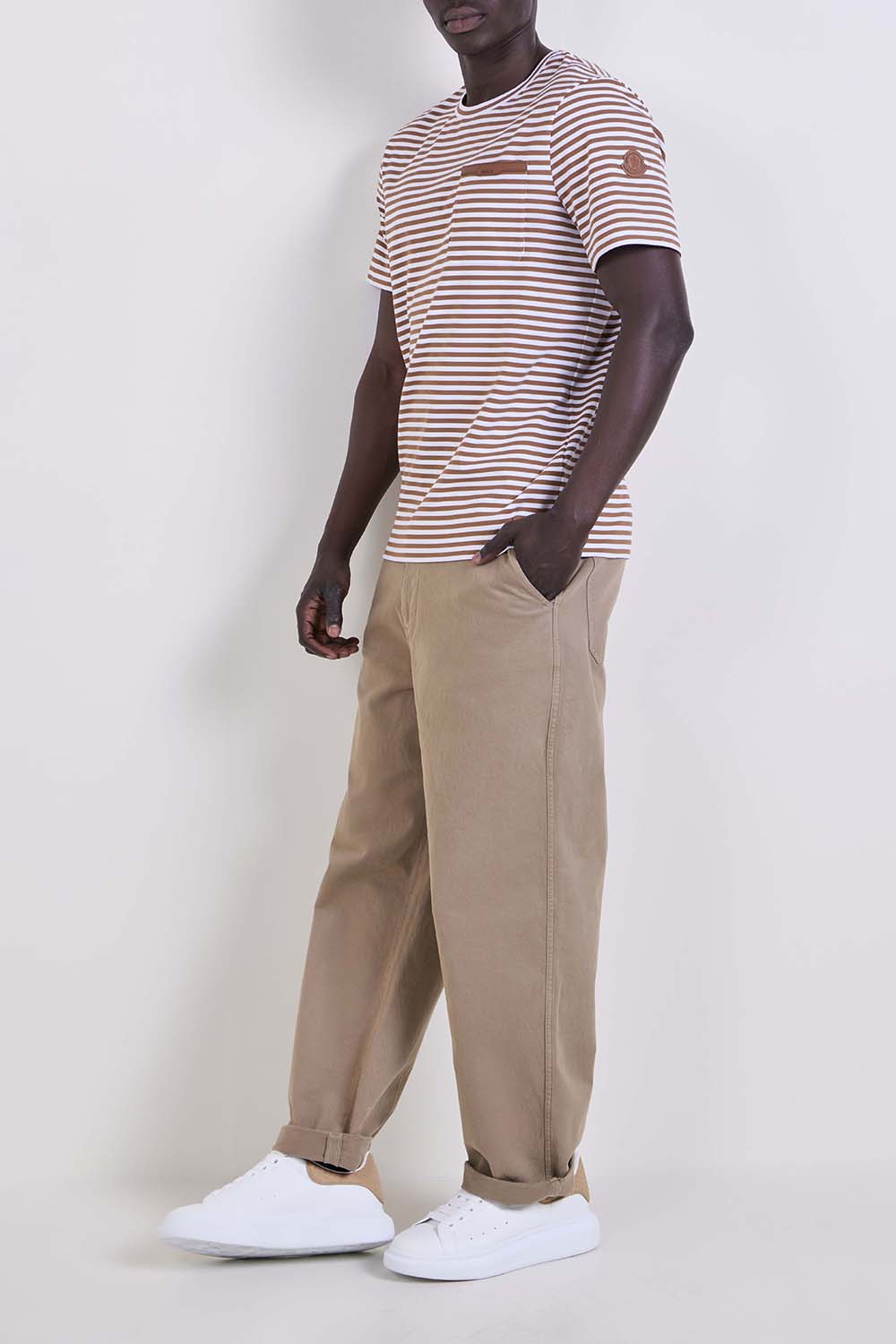 תמונת דוגמן קידמית של נעלי סניקרס