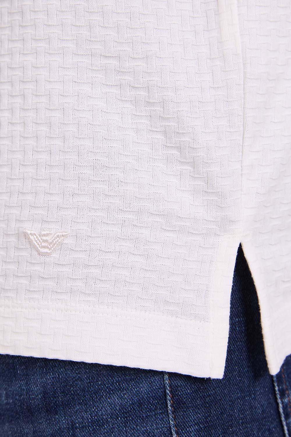 תמונת תקריב דוגמן של חולצת פולו ופל