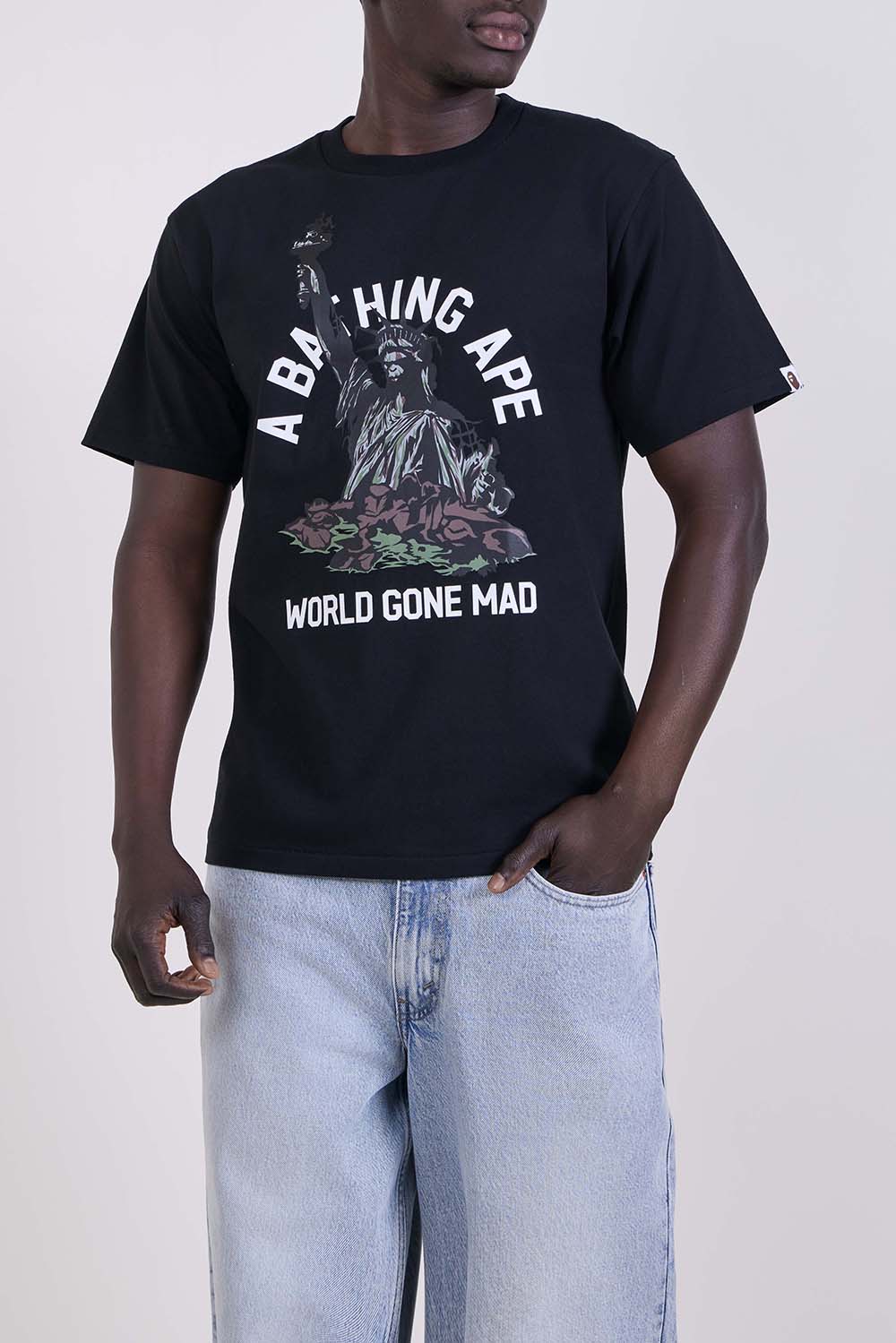 תמונת דוגמן קידמית של חולצת טי בגזרה משוחררת