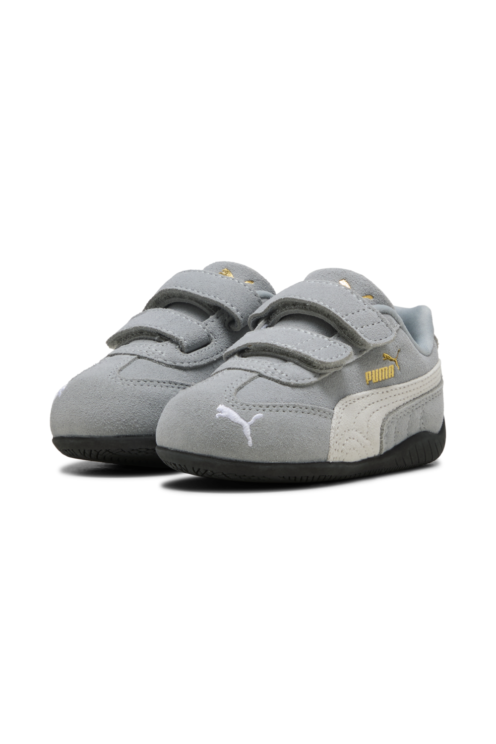 תמונת תקריב של נעלי סניקרס