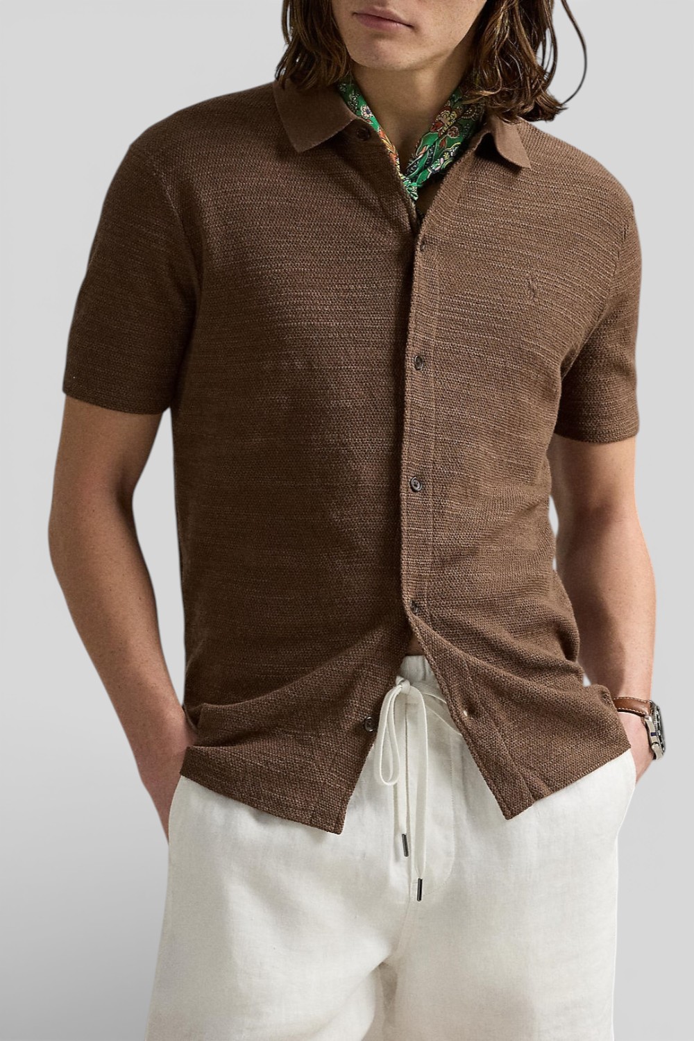 תמונת דוגמן קידמית של חולצת כפתורים קצרה