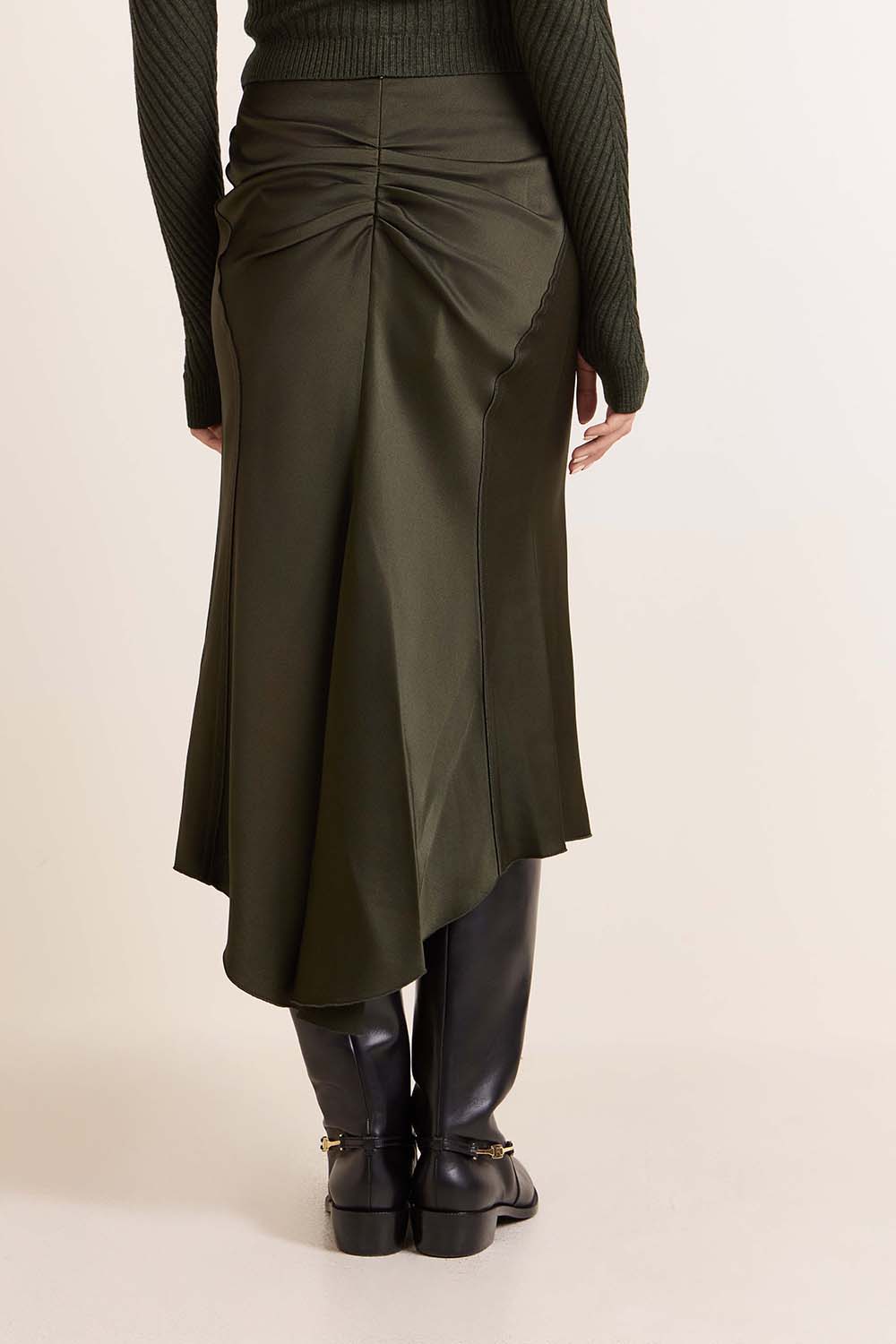 תמונת דוגמן אחורית של חצאית מידי סאטן