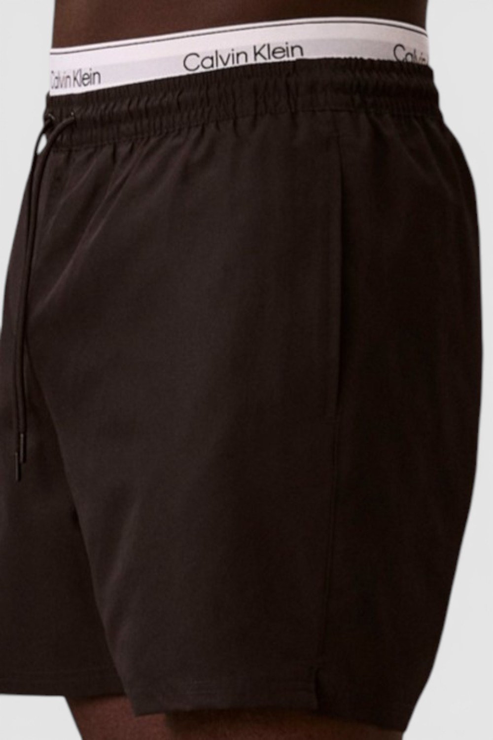 תמונת תקריב דוגמן של מכנסי בגד ים