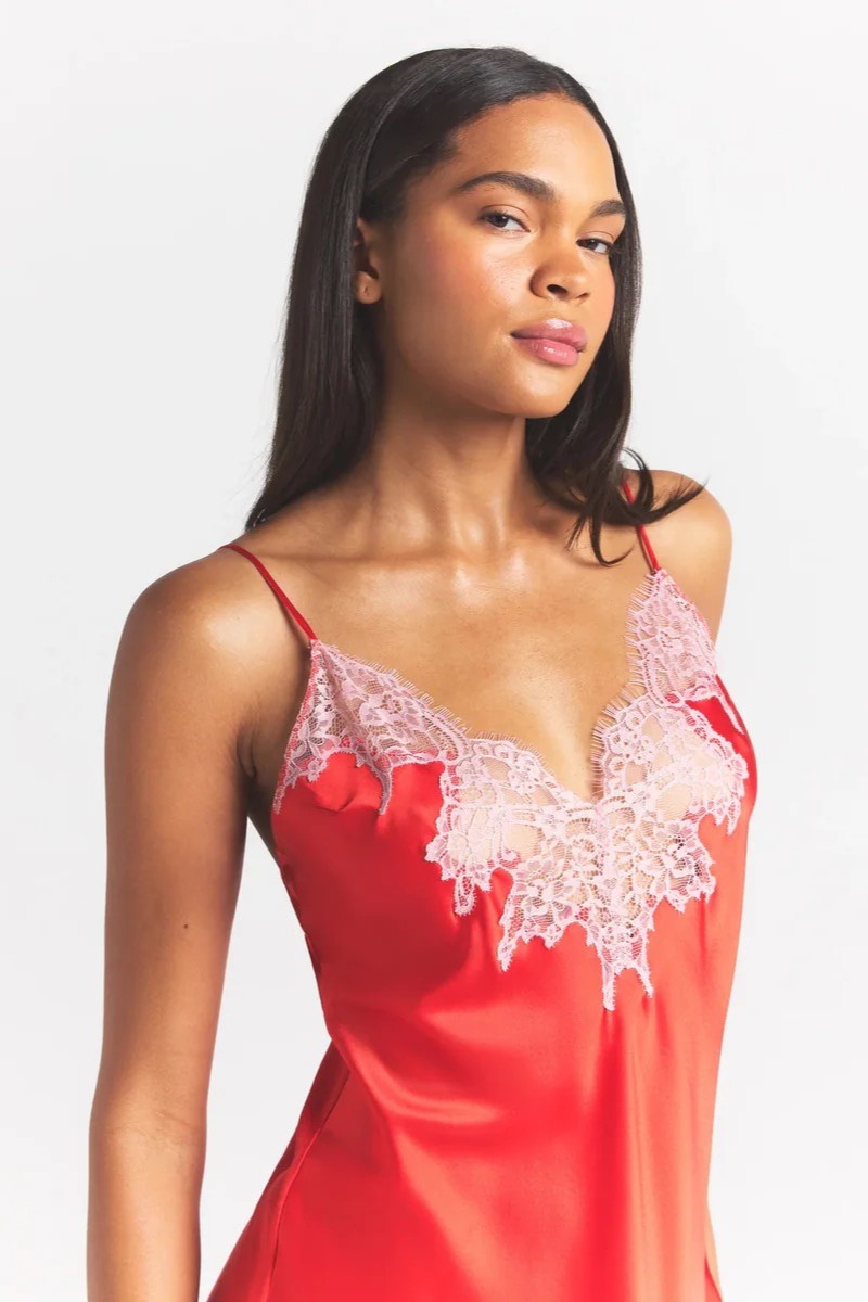 תמונת תקריב דוגמן של MINI SLIP DRESS