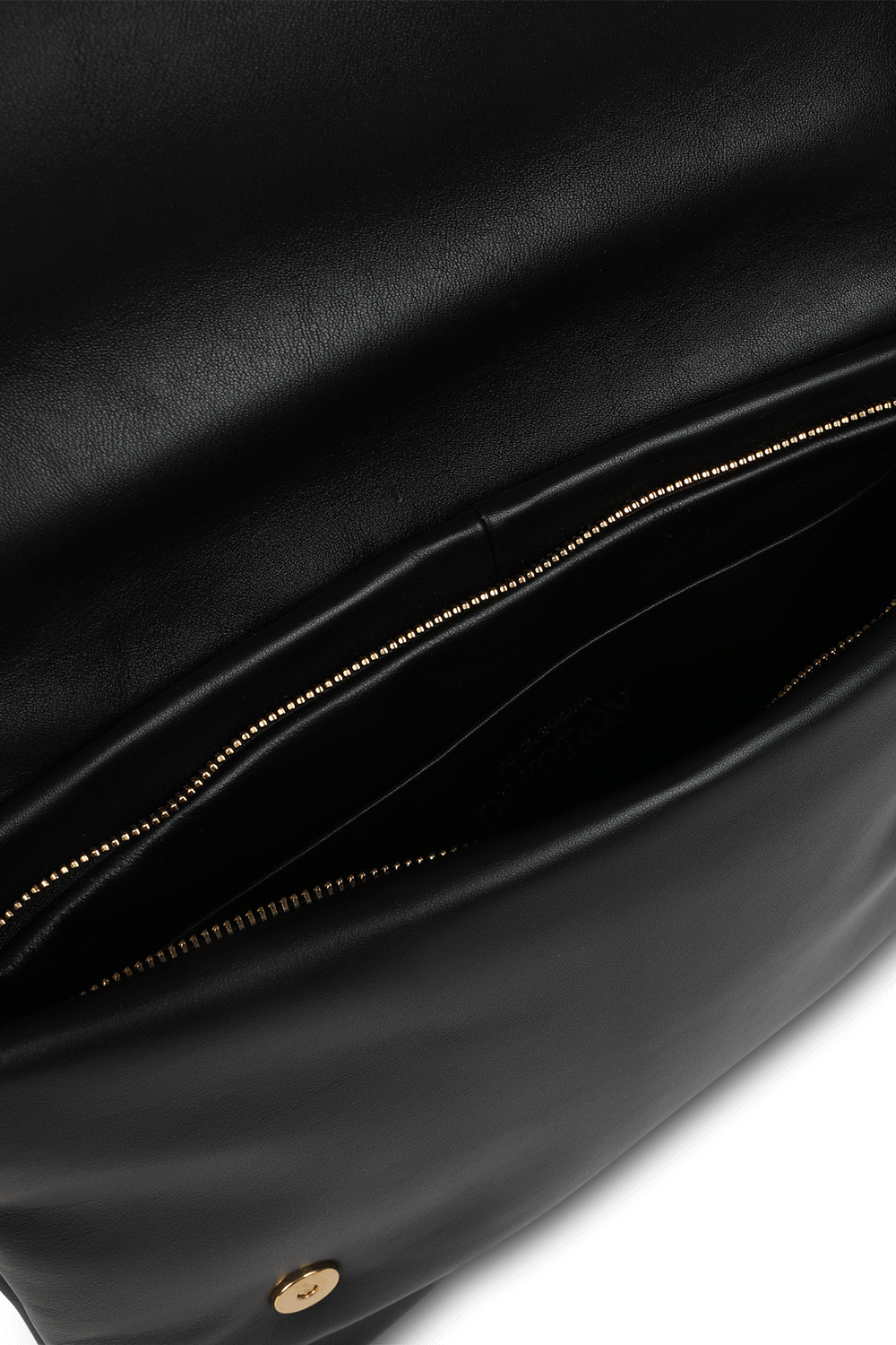 תמונת פנים של תיק קטן מעור עם אבזם לב מטאלי