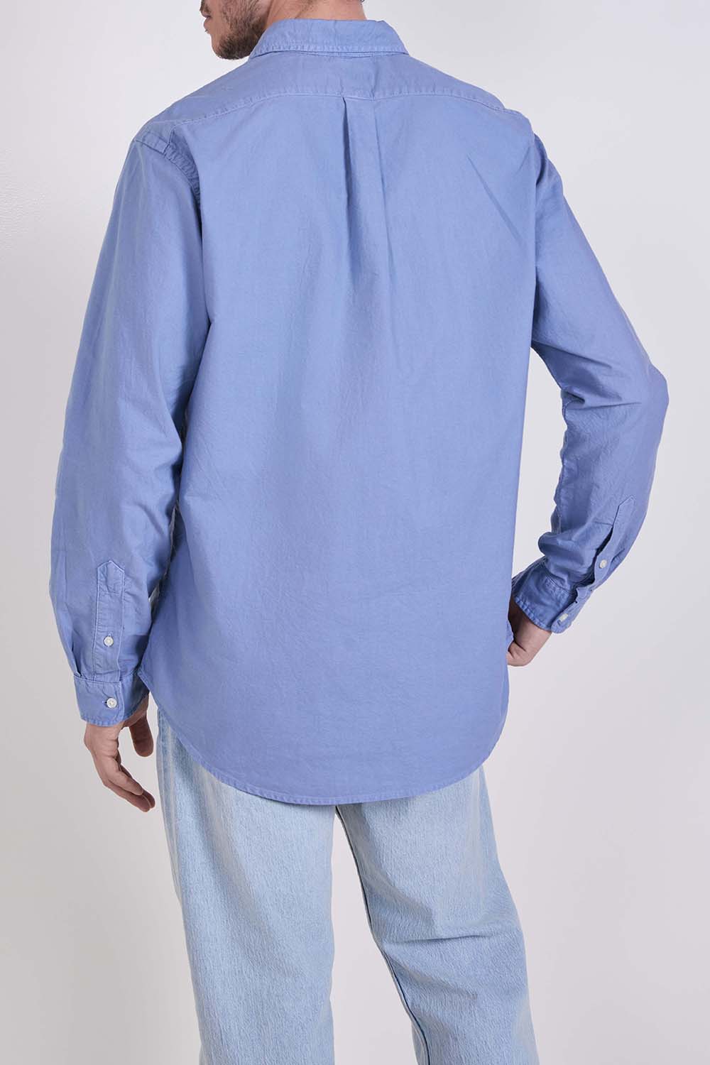 תמונת דוגמן אחורית של חולצה מכופתרת