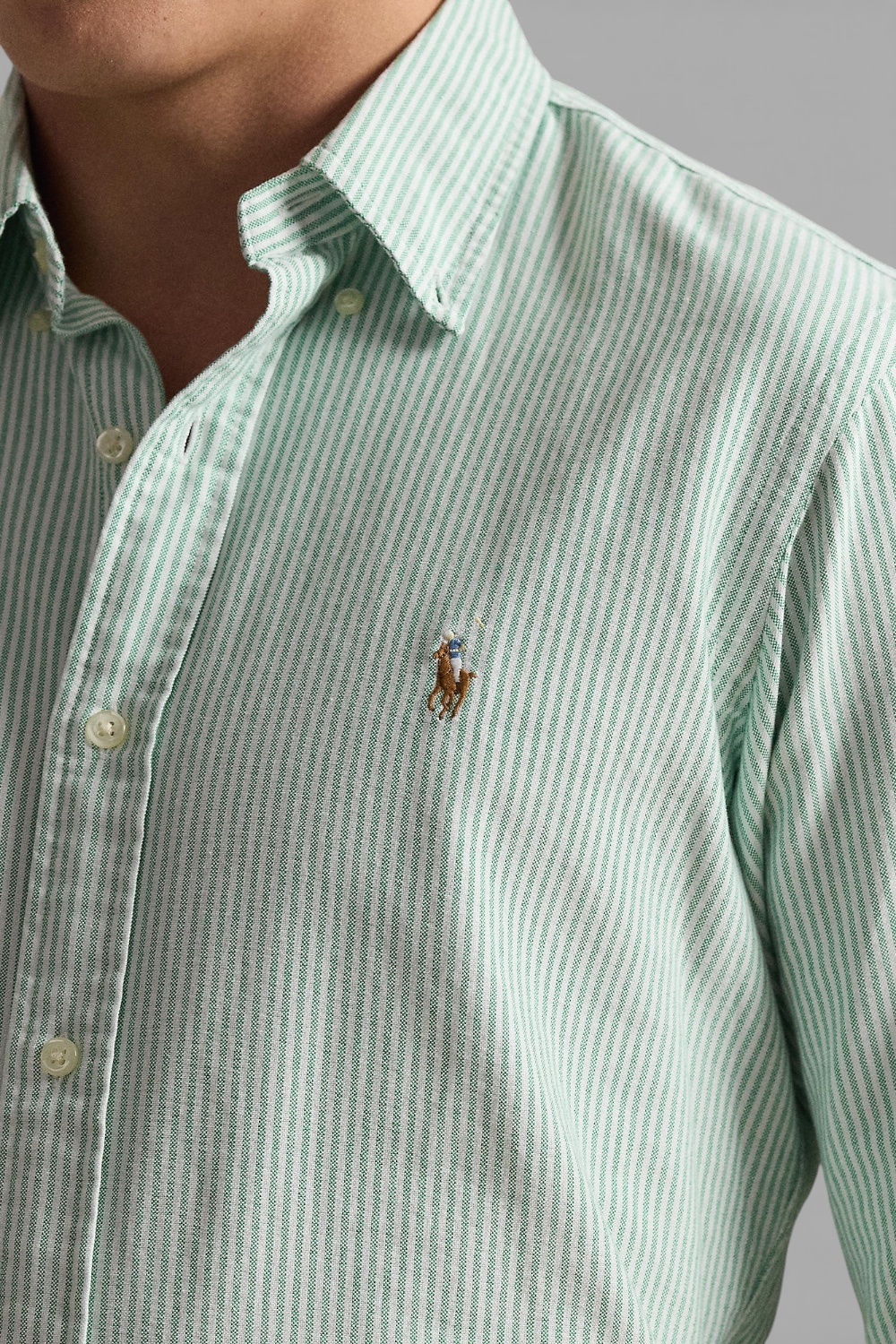 תמונת תקריב דוגמן של חולצה מכופתרת