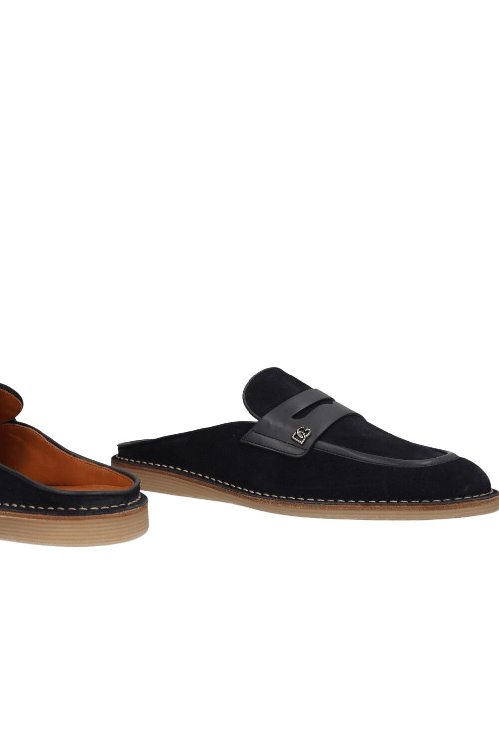 תמונת תקריב של נעלי מיולס זמש