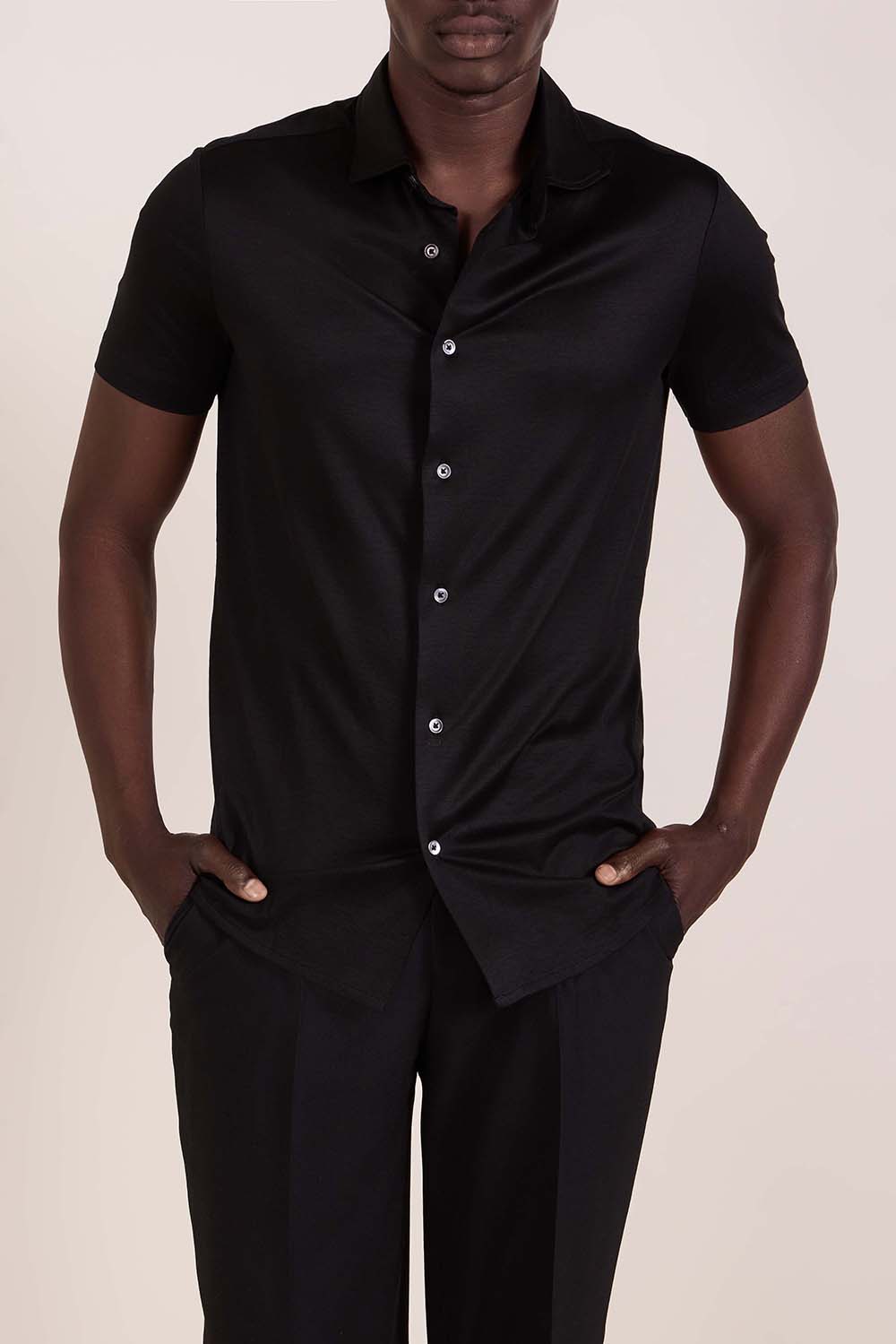 תמונת דוגמן קידמית של חולצת פולו