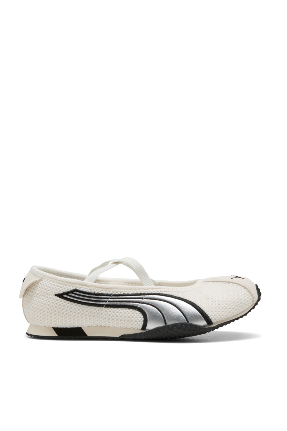 תמונה קידמית של נעלי סניקרס