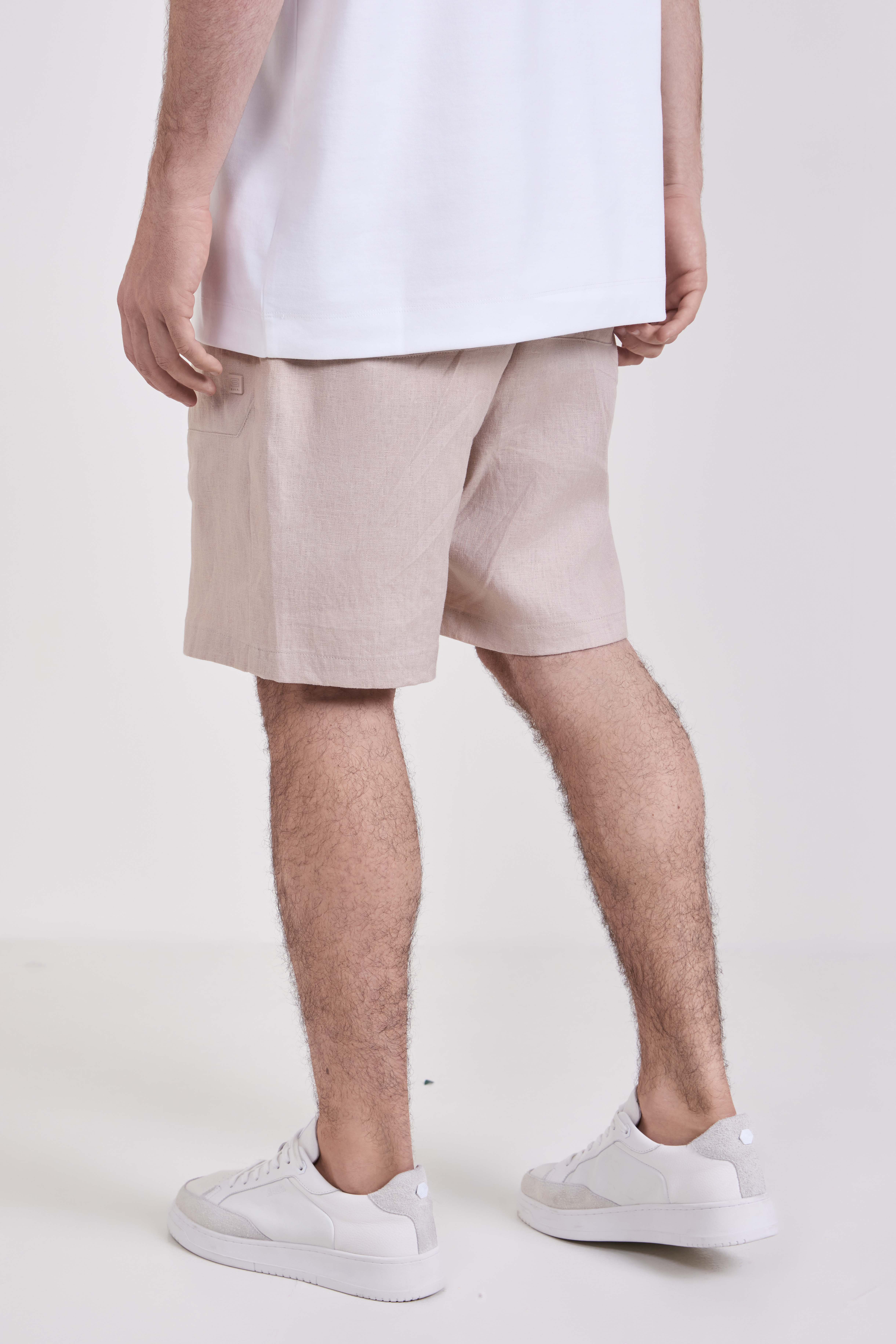 תמונת דוגמן אחורית של מכנסיים קצרים מפשתן