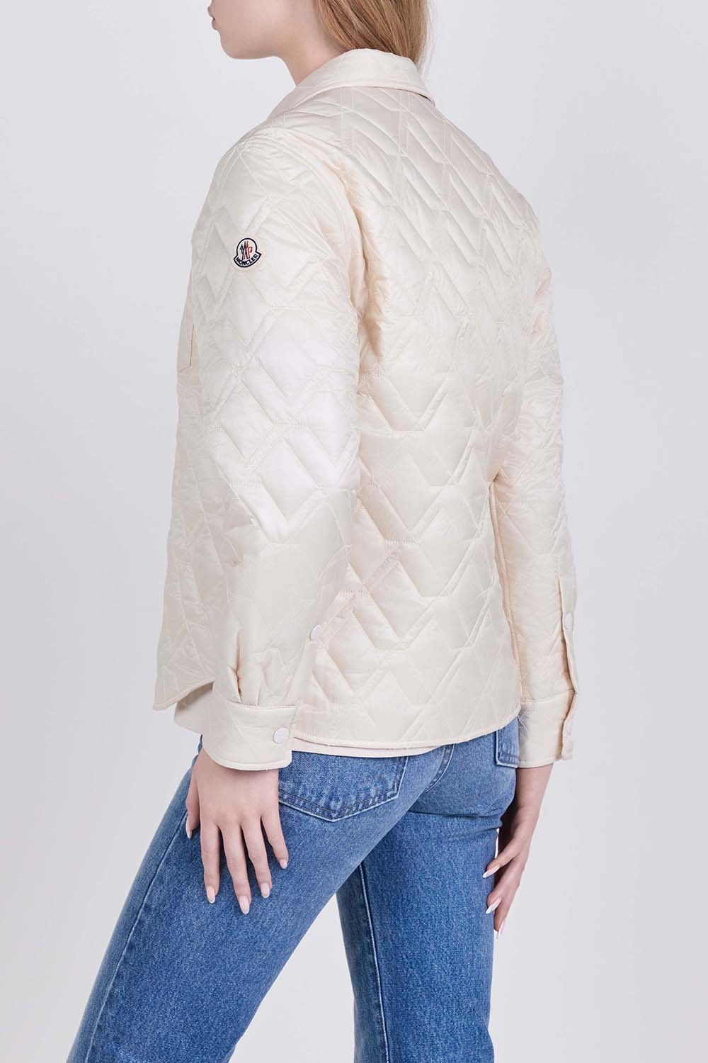 תמונת דוגמן אחורית של ז׳קט בריפוד קל