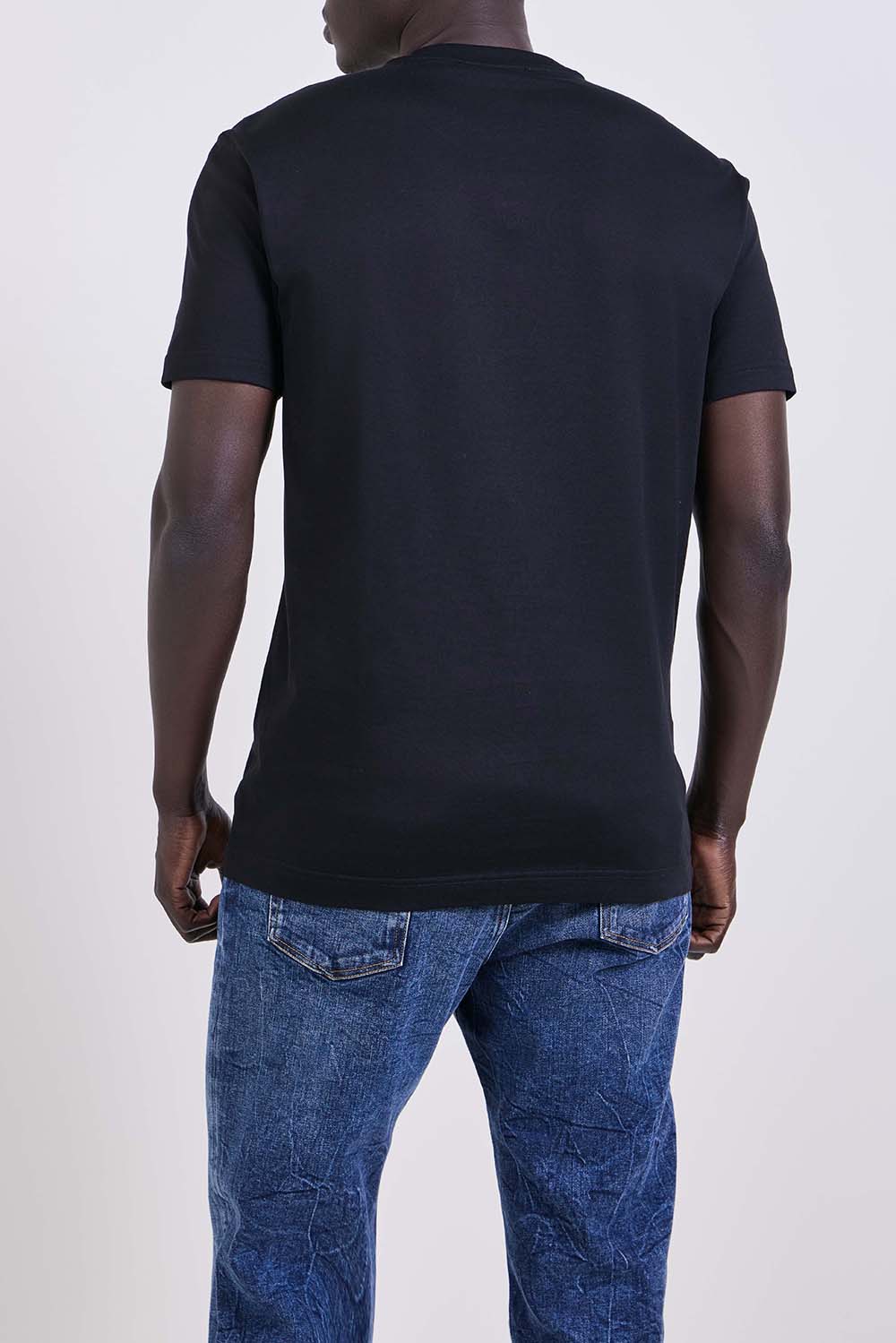 תמונת דוגמן אחורית של חולצת טי