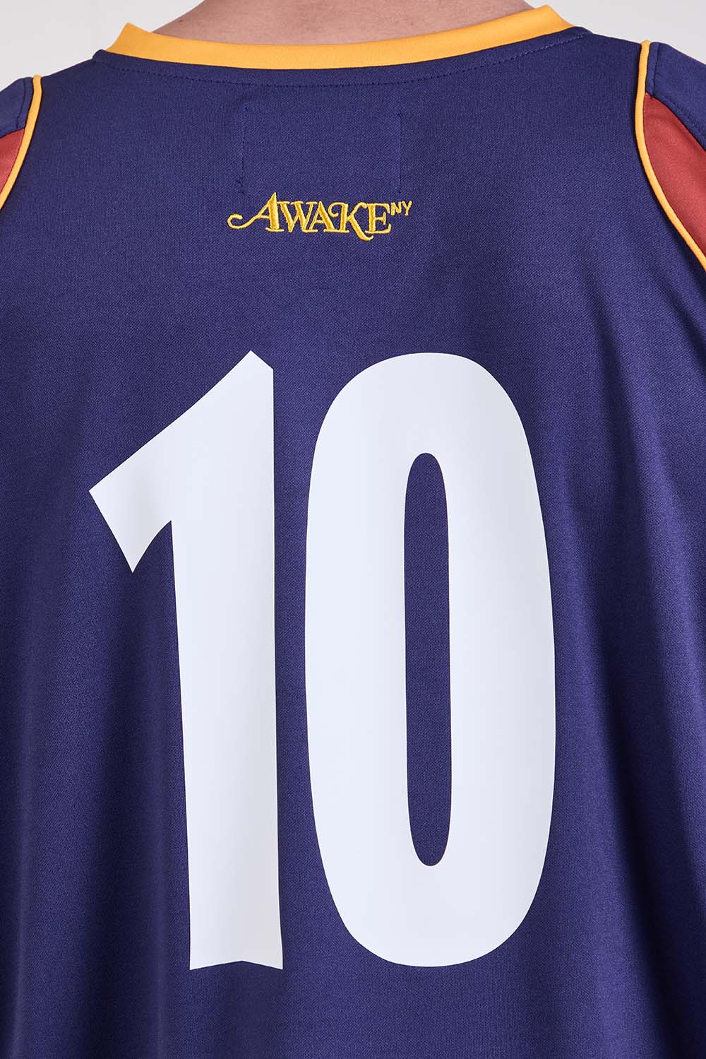 תמונת תקריב דוגמן של חולצת טי בגזרה משוחררת