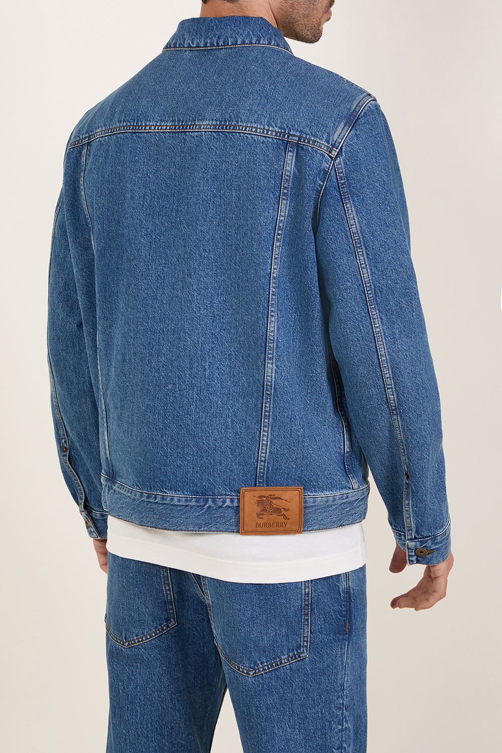 תמונת דוגמן אחורית של ז'קט ג'ינס